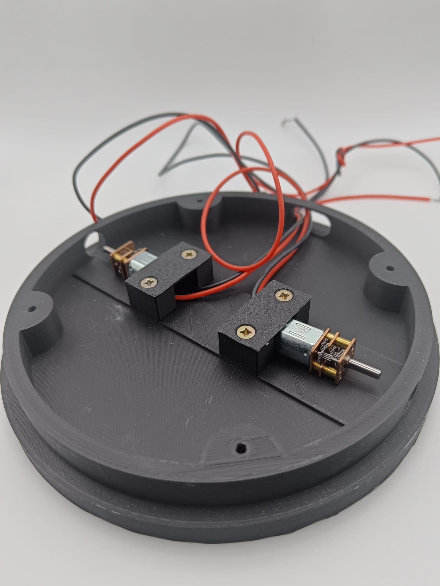 3D-gedrucktes Gehäuse mit zwei Getriebemotoren und gedruckten Halterungen